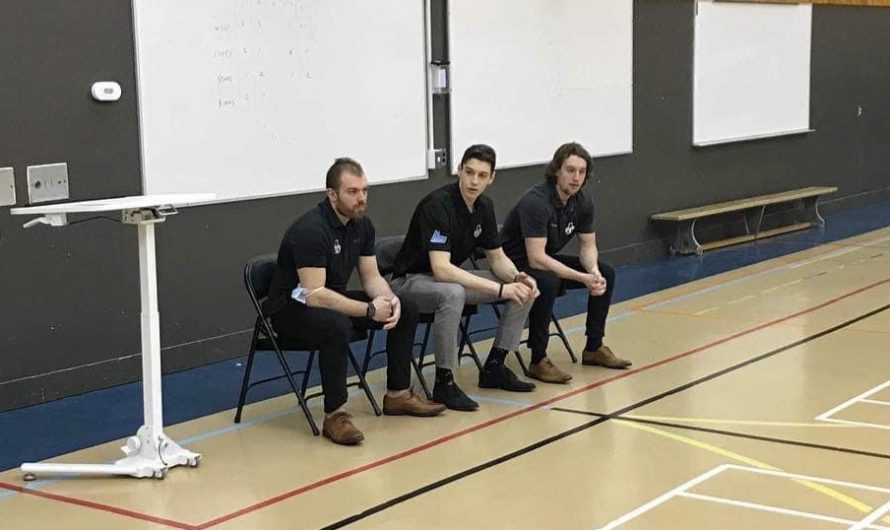 Des joueurs de l’Armada rendent visite aux élèves du programme de hockey du Collège St-Sacrament