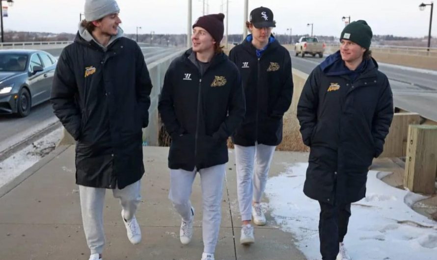 Quatre joueurs des Wheat Kings de Brandon sauvent un homme sur un pont