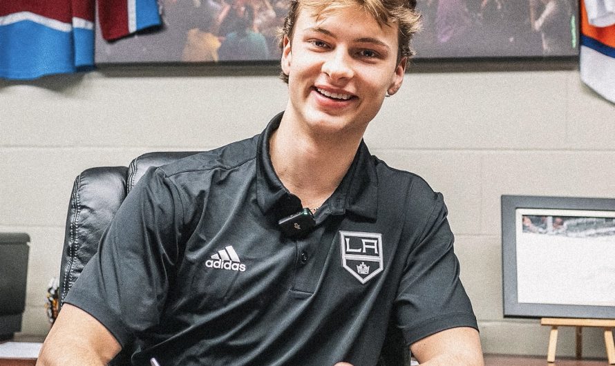 Angus Booth signe un premier contrat professionnel
